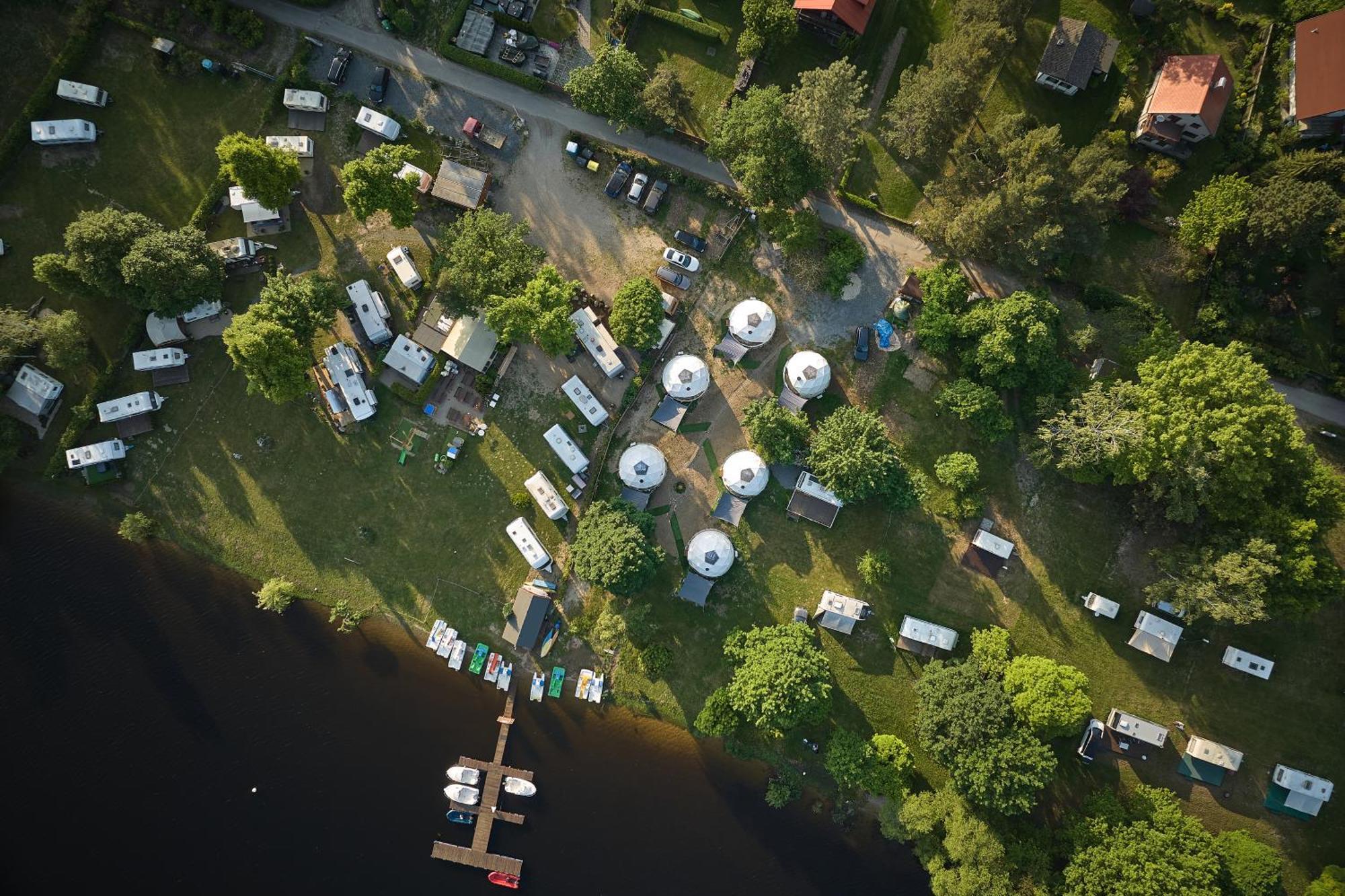 ホテル Glamping Slapy エクステリア 写真